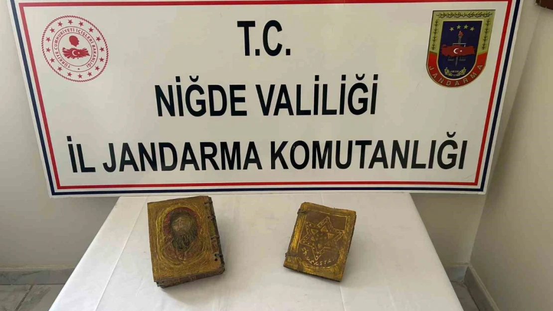 Niğde'de 200 bin dolarlık tarihi el yazması kitapla yakalandı