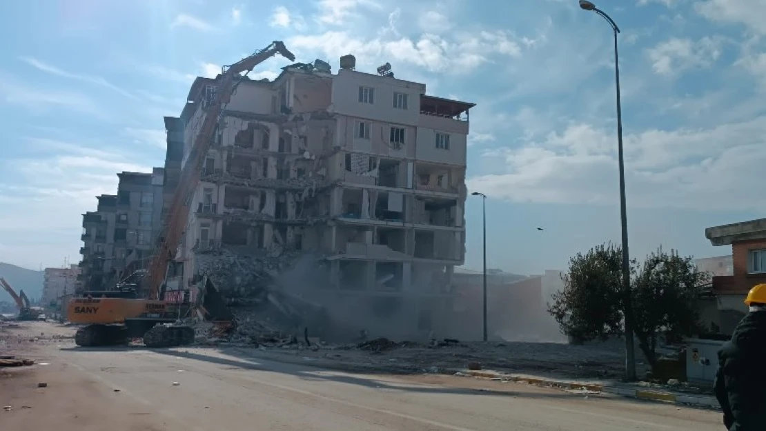 Nurdağı'nda ağır hasarlı binaların yıkımı devam ediyor