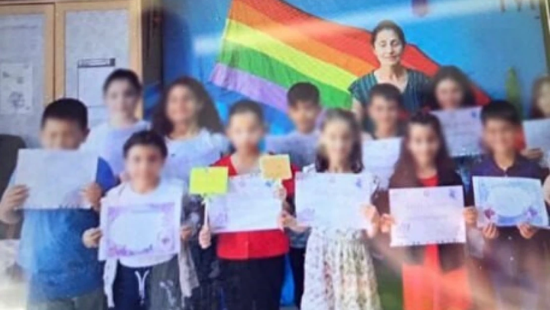 Öğrencilerle LGBT bayrağı önünde hatıra fotoğrafı çektiren öğretmen hakkında yasal işlem başlatıldı