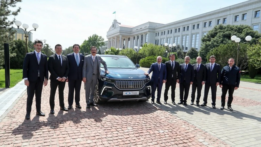 Özbekistan Cumhurbaşkanı Mirziyoyev, yerli otomobil Togg'u teslim aldı