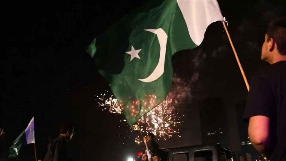 Pakistan Bağımsızlık Günü kutlamalarında ateş açıldı