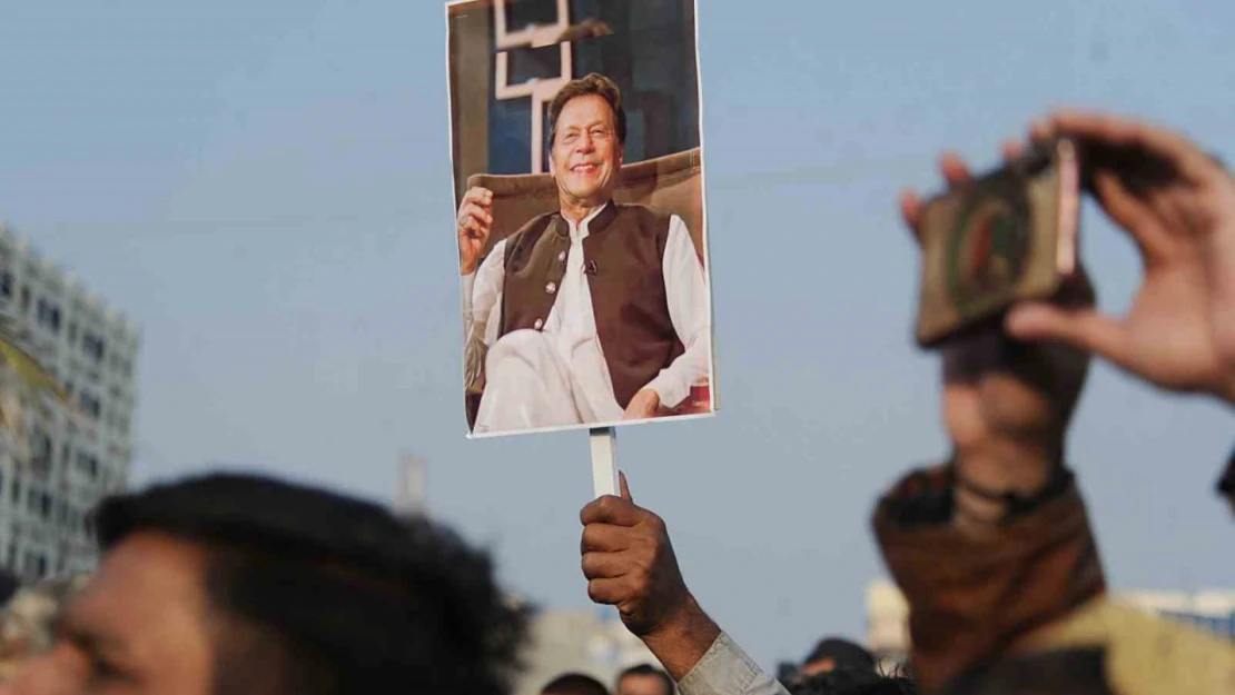 Pakistan'da eski Başbakan Khan ve Dışişleri Bakanı Kureyşi'ye 10'ar yıl hapis cezası