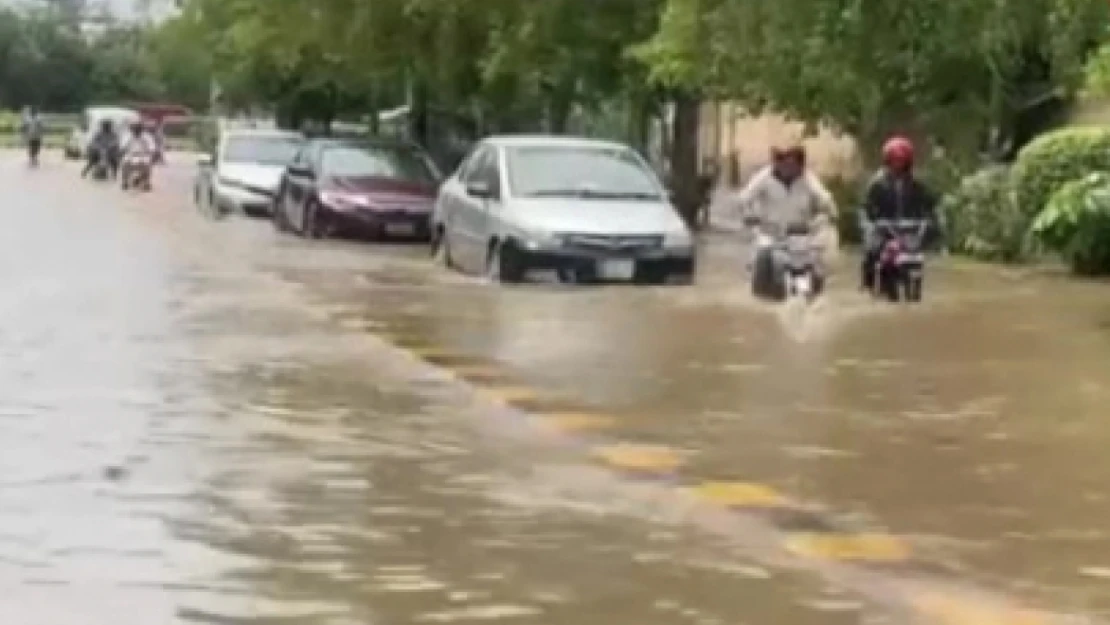 Pakistan'da şiddetli yağışlar yıkıma yol açtı: 25 ölü