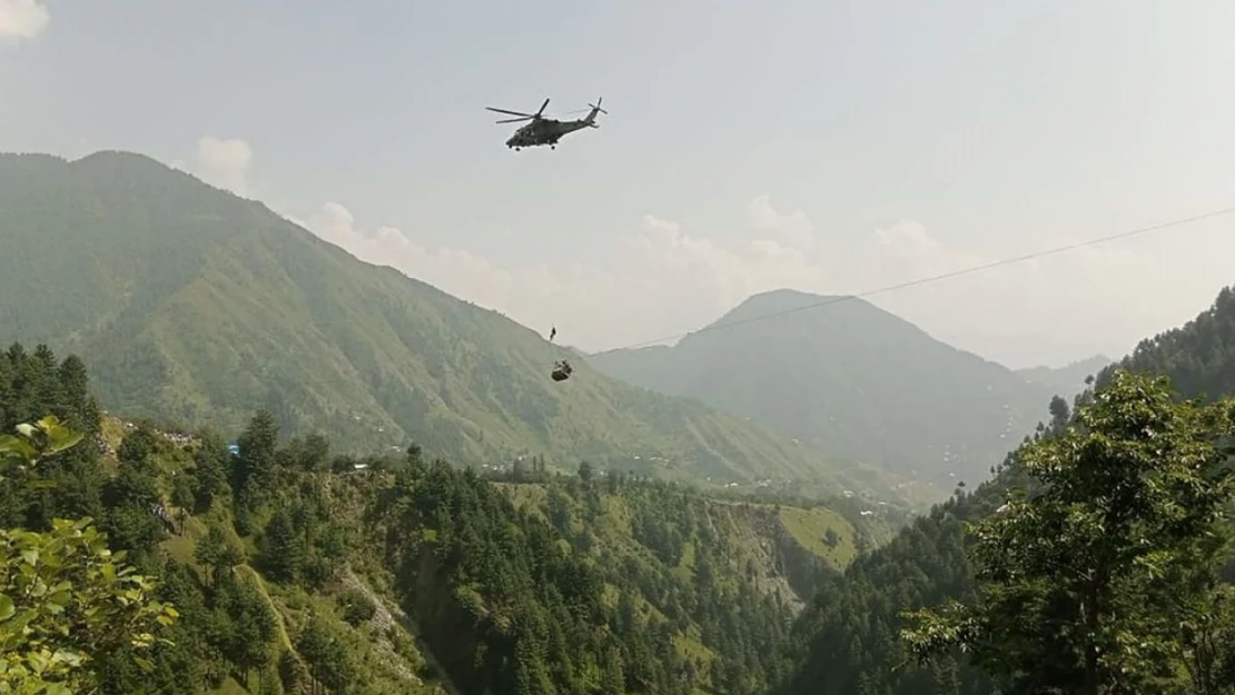 Pakistan'da teleferikte mahsur kalan 8 kişiden 4'ü kurtarıldı