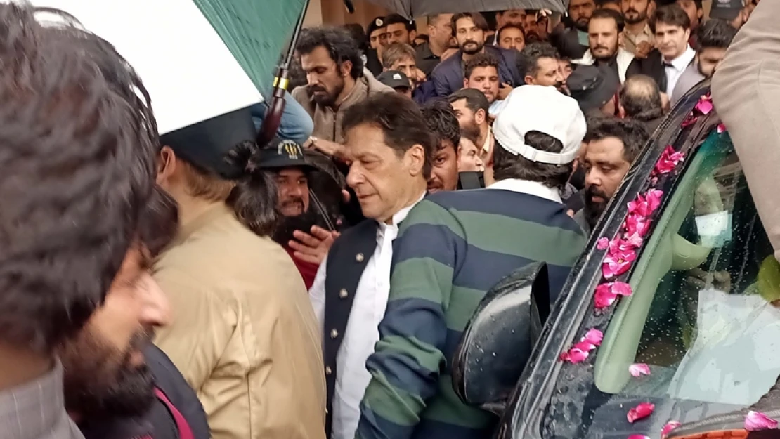 Pakistan'ın eski Başbakanı Khan için tutuklama emri çıkarıldı