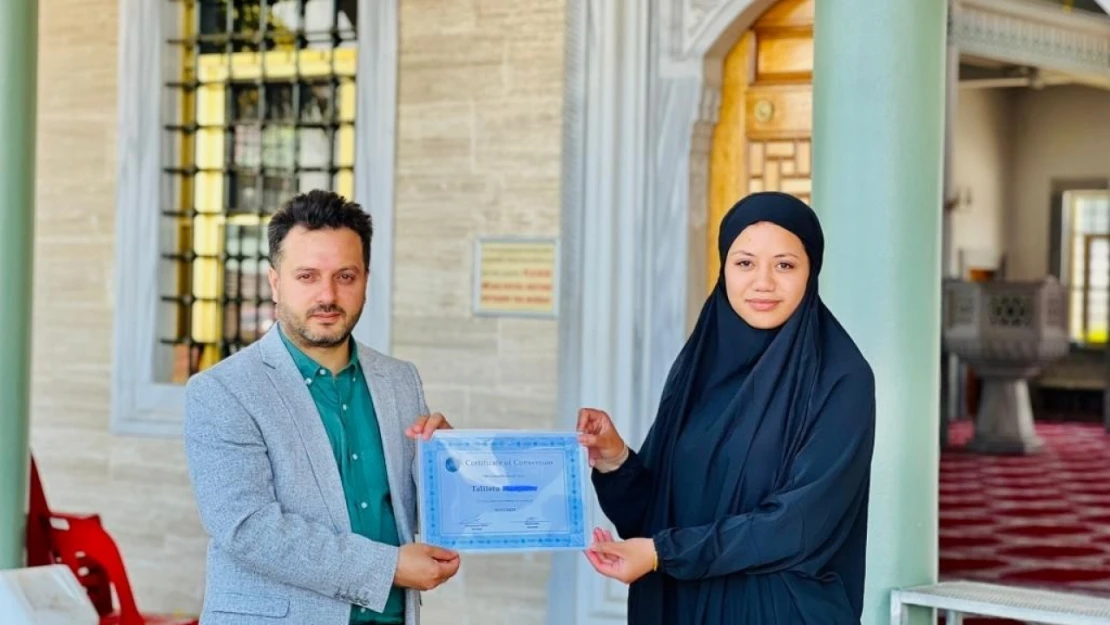 Papazın kızı Auburn Gelibolu Camii'nde Müslüman oldu