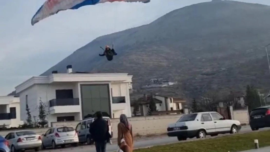 Paraşütçü inişe geçtiği sırada 20 metre yükseklikten böyle düştü