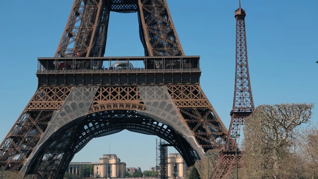 Paris'te Eyfel Kulesi sayısı ikiye çıktı