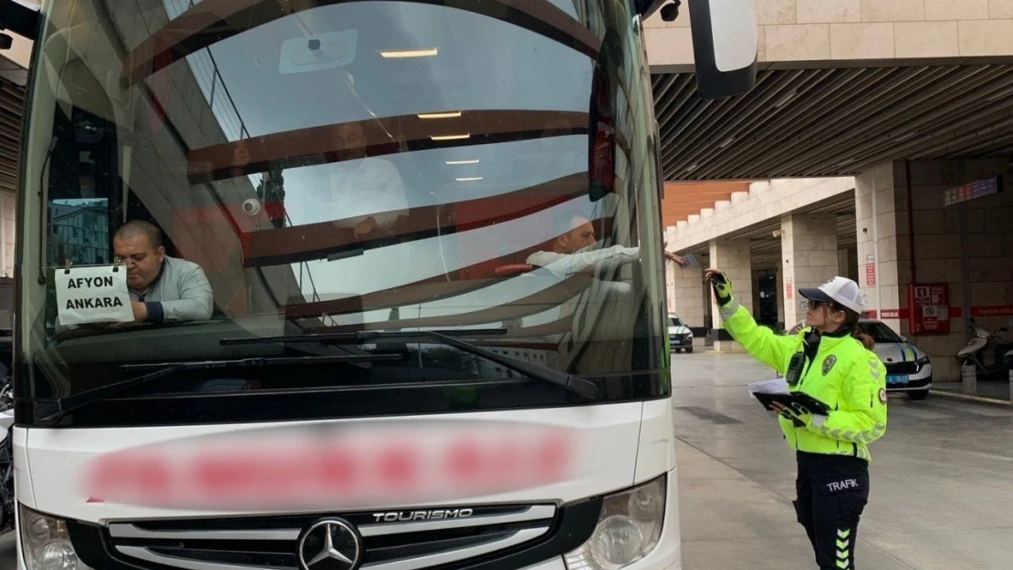 Polisten yolculara emniyet kemeri uyarısı