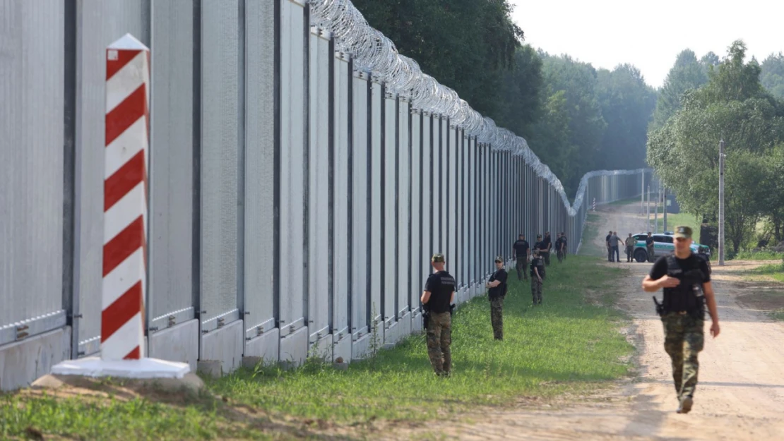 Polonya, Belarus sınırına bin asker daha gönderiyor