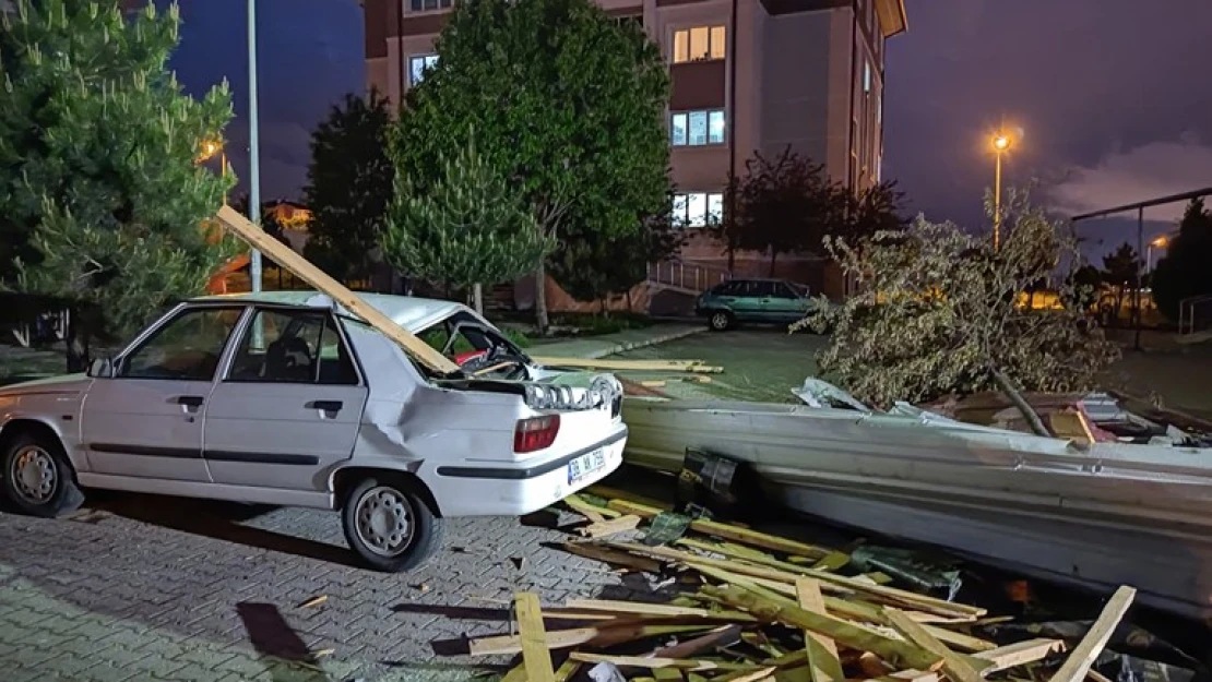 Rüzgarda uçan çatı kağıt gibi katlandı