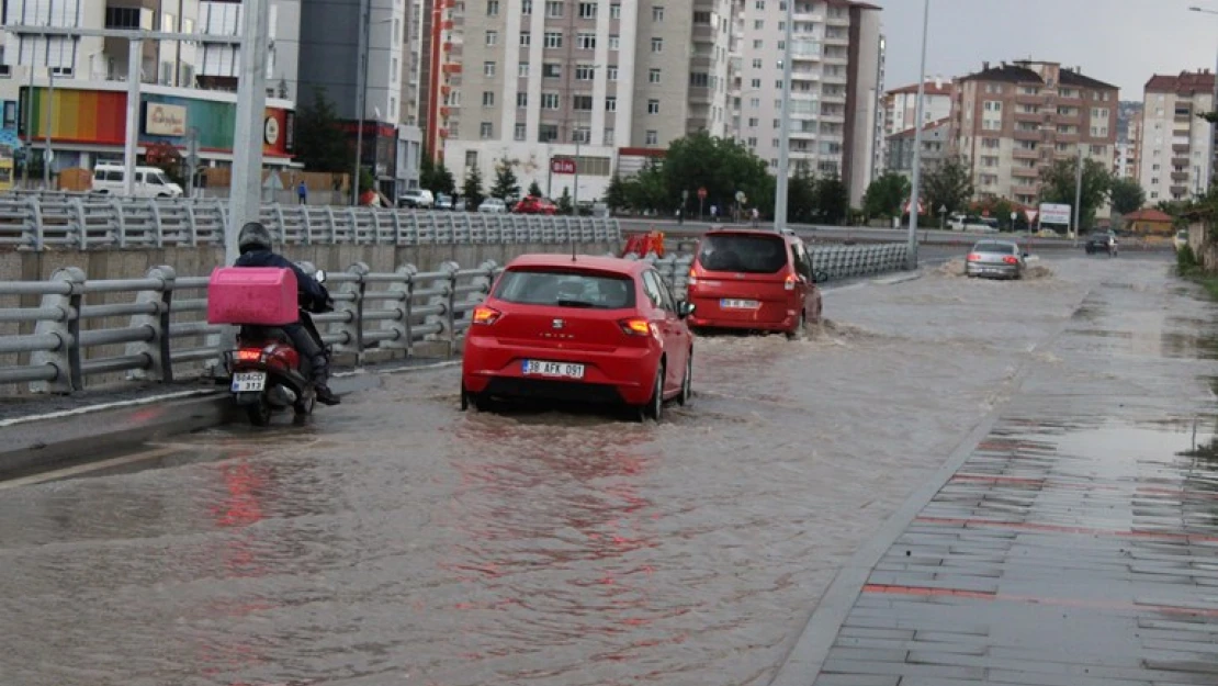 Sağanak yağış kısa sürede su birikintilerine neden oldu