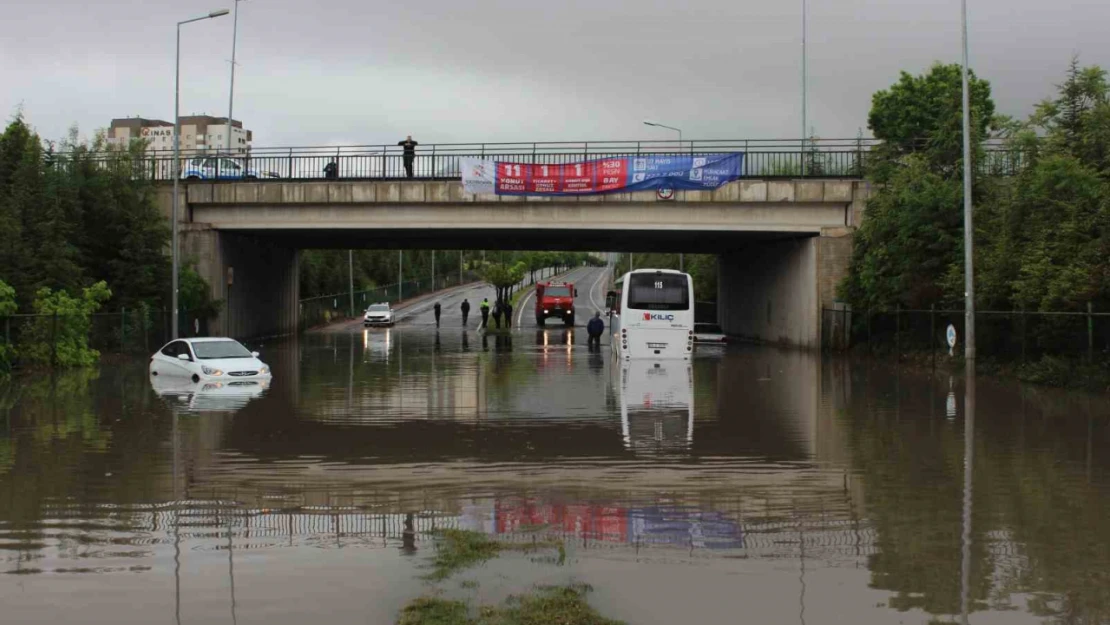 Sağanak yağış su taşkınlarına neden oldu, araçlar mahsur kaldı