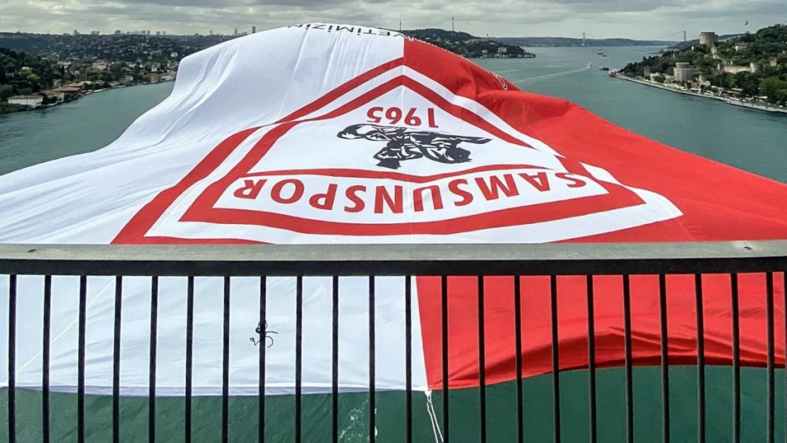 Şampiyon Samsunspor'un bayrağı İstanbul Boğazı'na asıldı