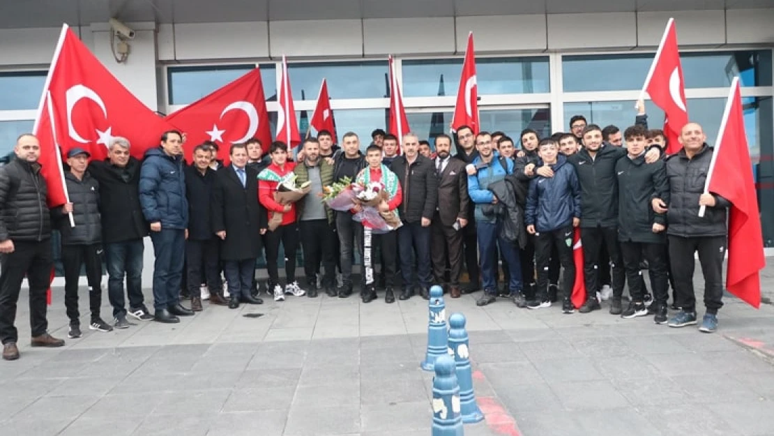 Şampiyonlar, Kayseri'de çiçeklerle karşılandı