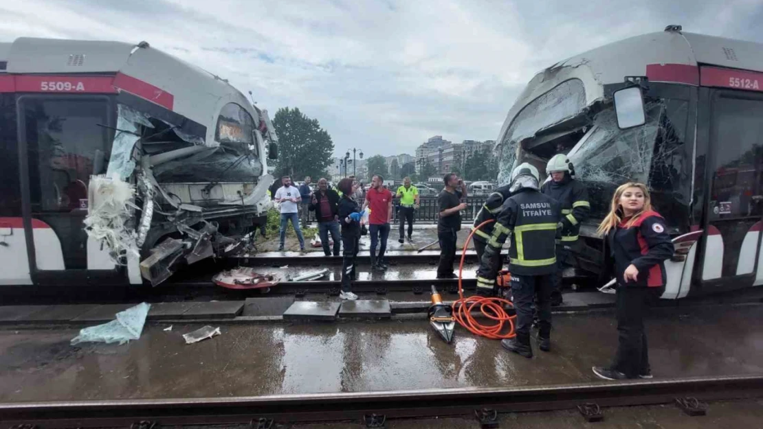 Samsun'da meydana gelen tramvay kazasında ilk belirlemelere göre 1'i ağır 10 kişinin yaralandığı öğrenildi.