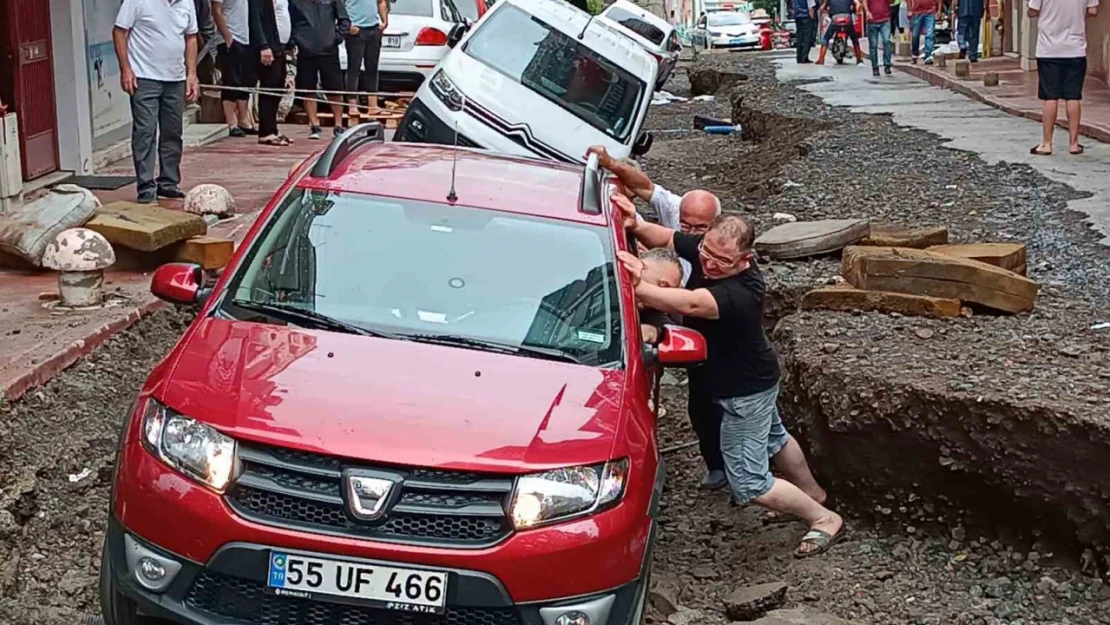 Samsun'da sel afeti: Cadde yarıldı, araçlar yolun içinde mahsur kaldı