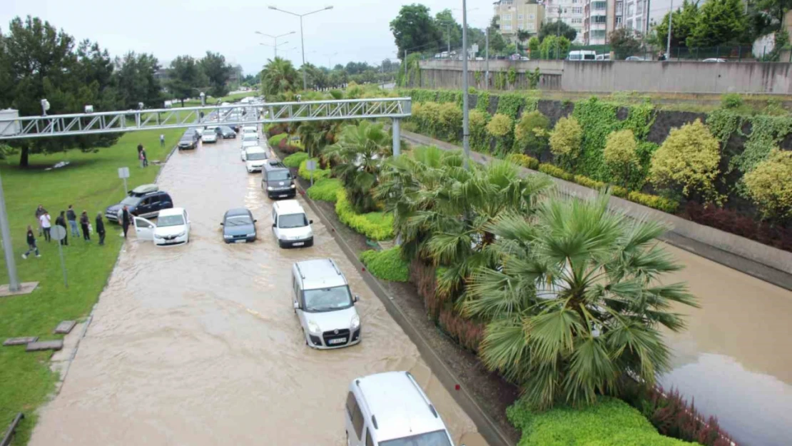 Samsun yine sele teslim: Karayolu göle döndü