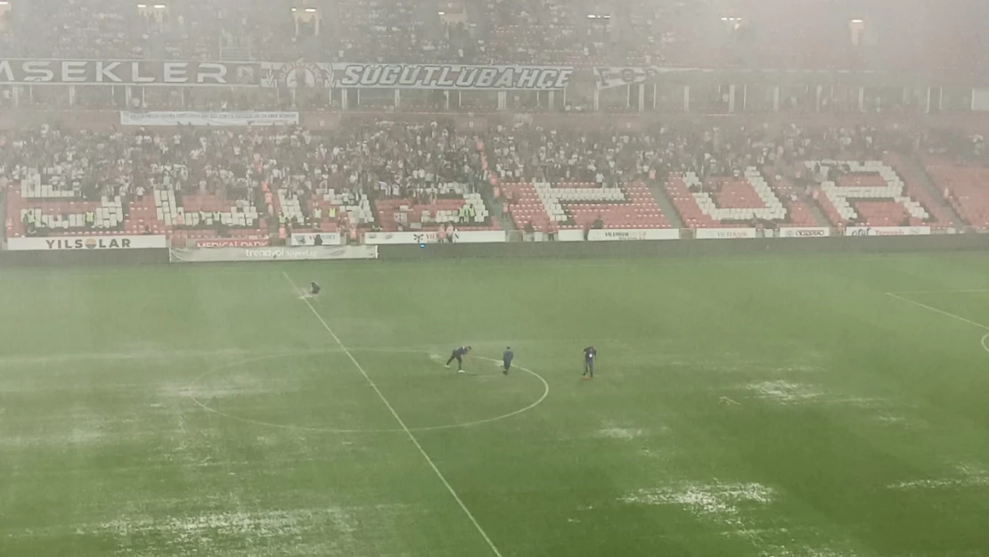 Samsunspor - İstanbulspor maçı yoğun yağıştan dolayı ertelendi