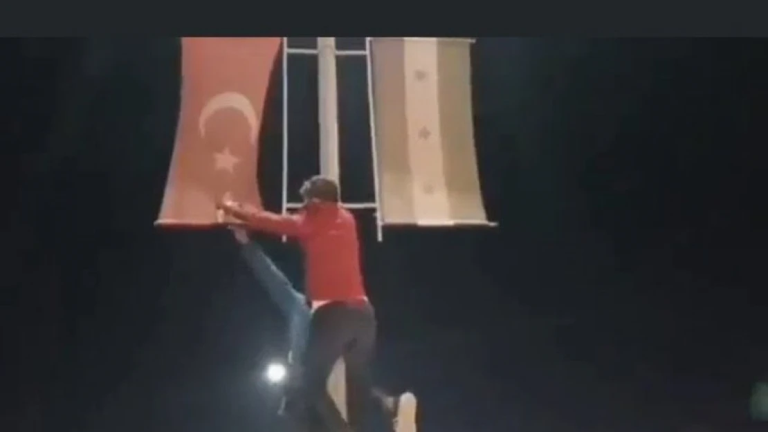 Şanlı bayrağımızı yakma girişiminde bulunan iki kişi  yakalandı.