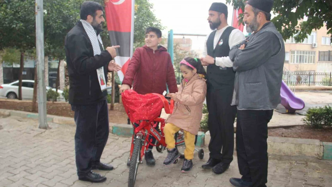 Şanlıurfalı çocuğun Gazze için satışa çıkarttığı bisikletini satın alıp kendisine hediye etti