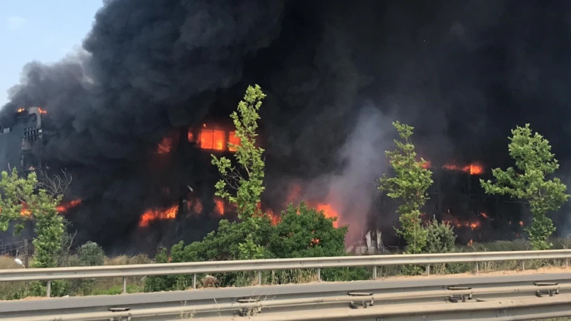 Şekerpınar Çayırova'da fabrika yangını meydana geldi. Bölgeye çok sayıda itfaiye ekibi sevk edildi.