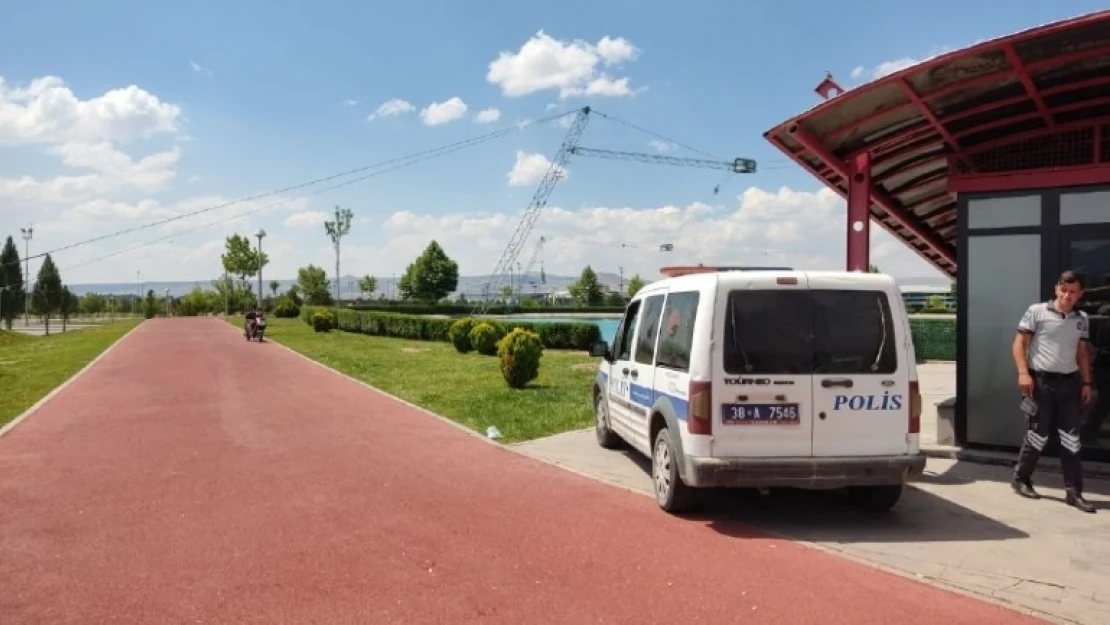 Serinlemek için havuza giren kardeşler, boğulmaktan son anda kurtarıldı