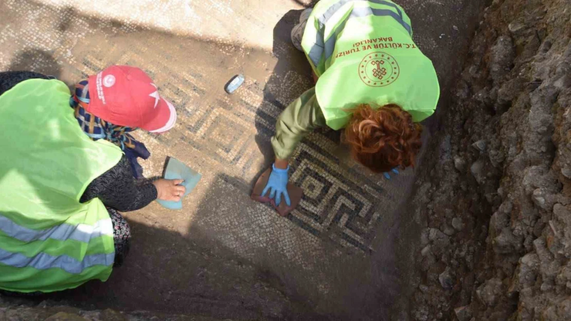 Side Antik Kenti'nde tarihi mozaik zemin keşfedildi