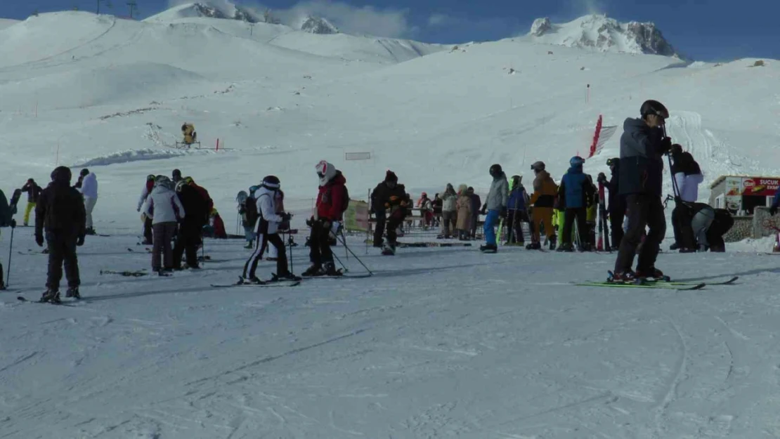 Sömestiri fırsat bilen kayakçılar Erciyes'i doldurdu