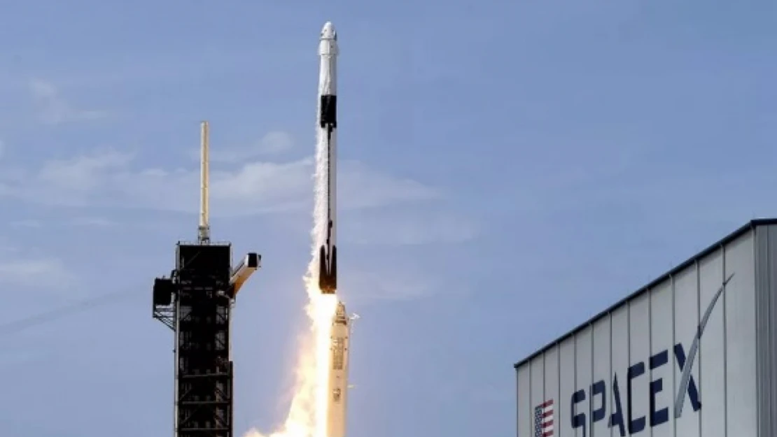 SpaceX'in Falcon-9 roketi 4 mürettebatla başarılı bir şekilde fırlatıldı