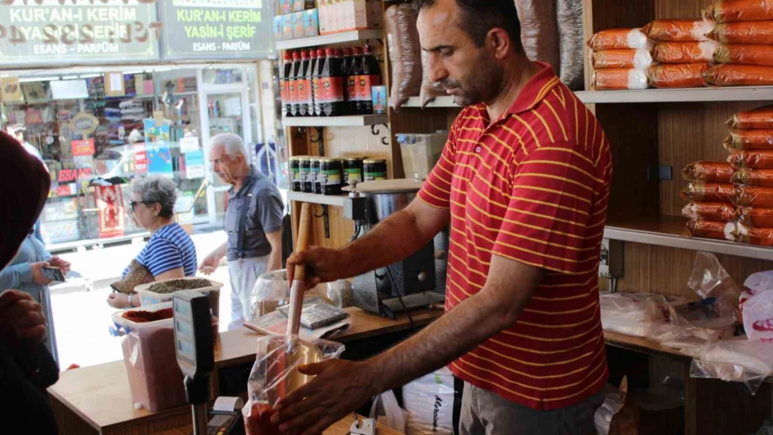 Sucuk içini yoğururken dikkat: Su koymak ekşime ihtimalini yükseltiyor