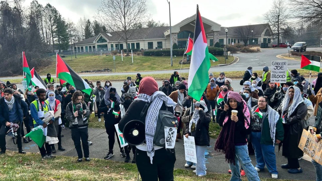 Sullivan'in evinin önünde İsrail karşıtı protesto