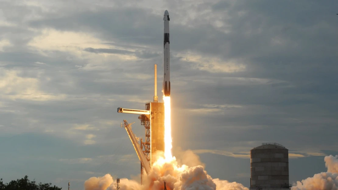 Suudi Arabistanlı astronotların da bulunduğu uzay mekiği fırlatıldı