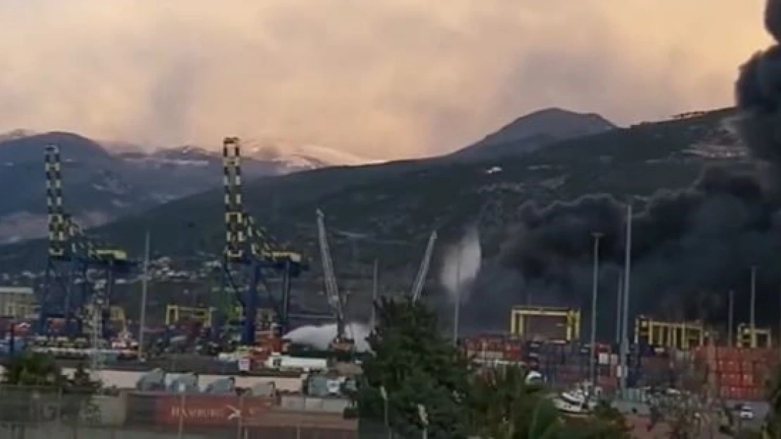 T70 yangın söndürme helikopterinin İskenderun Limanı'ndaki yangına müdahalesi devam ediyor