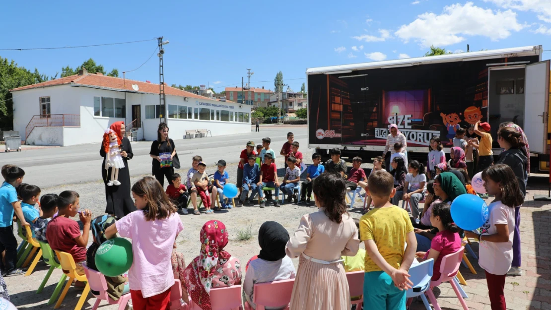 Talas'ın gezici kütüphanesi yola devam ediyor