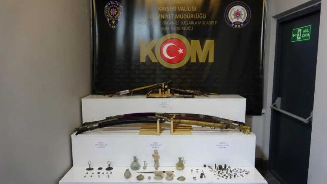 Tarihi eser kaçakçıları polisten kaçamadı