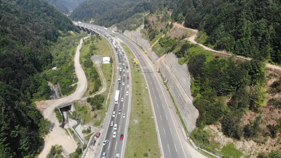 Tatilciler Bolu Dağı'nda kilometrelerce araç kuyruğu oluşturdu