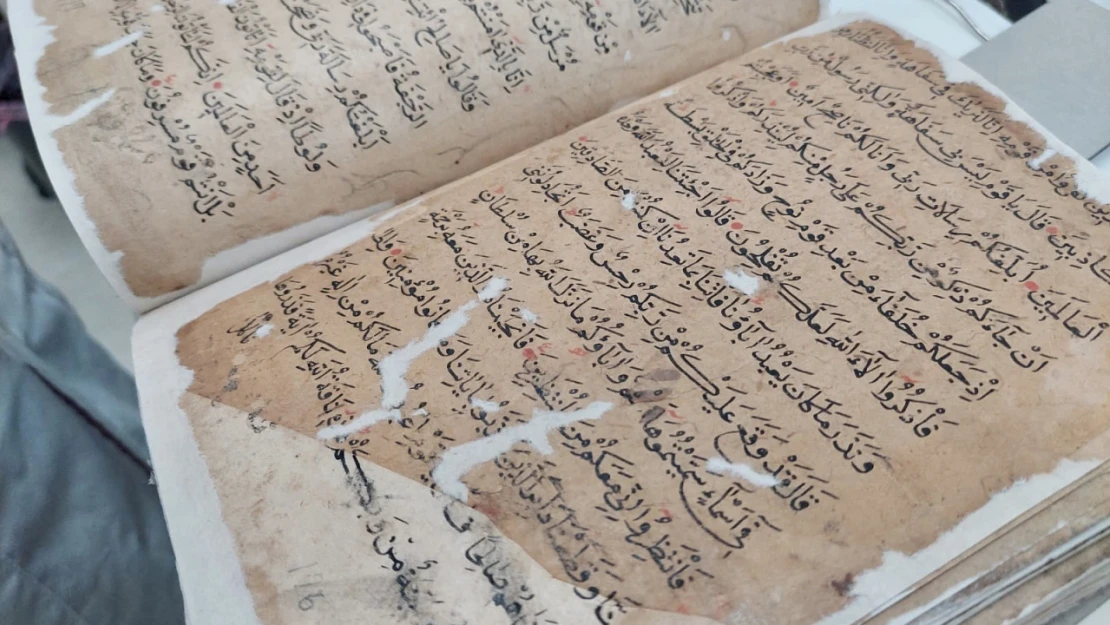Tayvan'da 500 yıllık el yazması Kur'an-ı Kerim onarılıyor