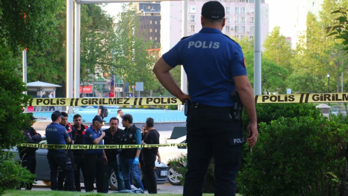 TBMM önünde havaya ateş açan şahıs gözaltına alındı. İşte detaylar...