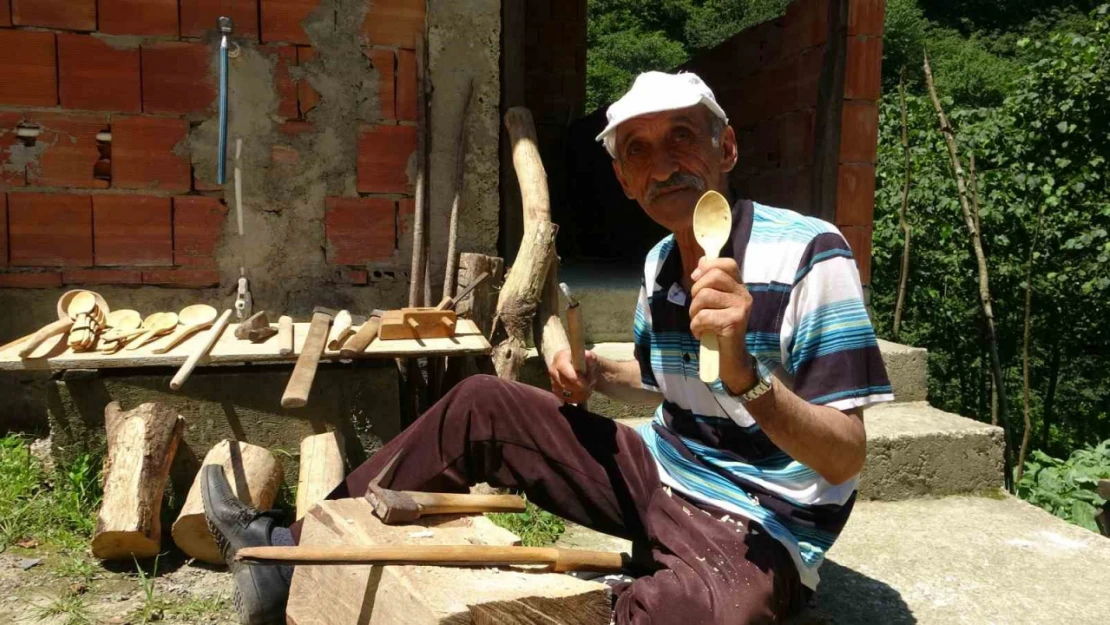 Teknolojiye inat ata mesleği tahta kaşıkçılığı geleneksel yöntemlerle sürdürüyor