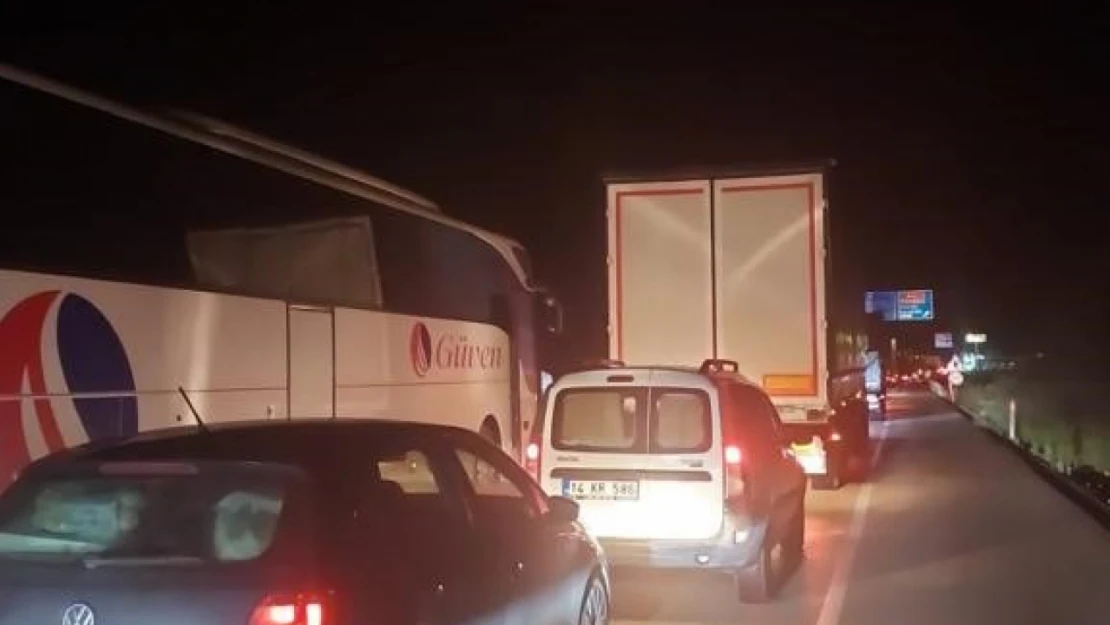 TEM Otoyolu'ndaki heyelan sebebiyle Ankara-İstanbul yolu trafiğe kapandı