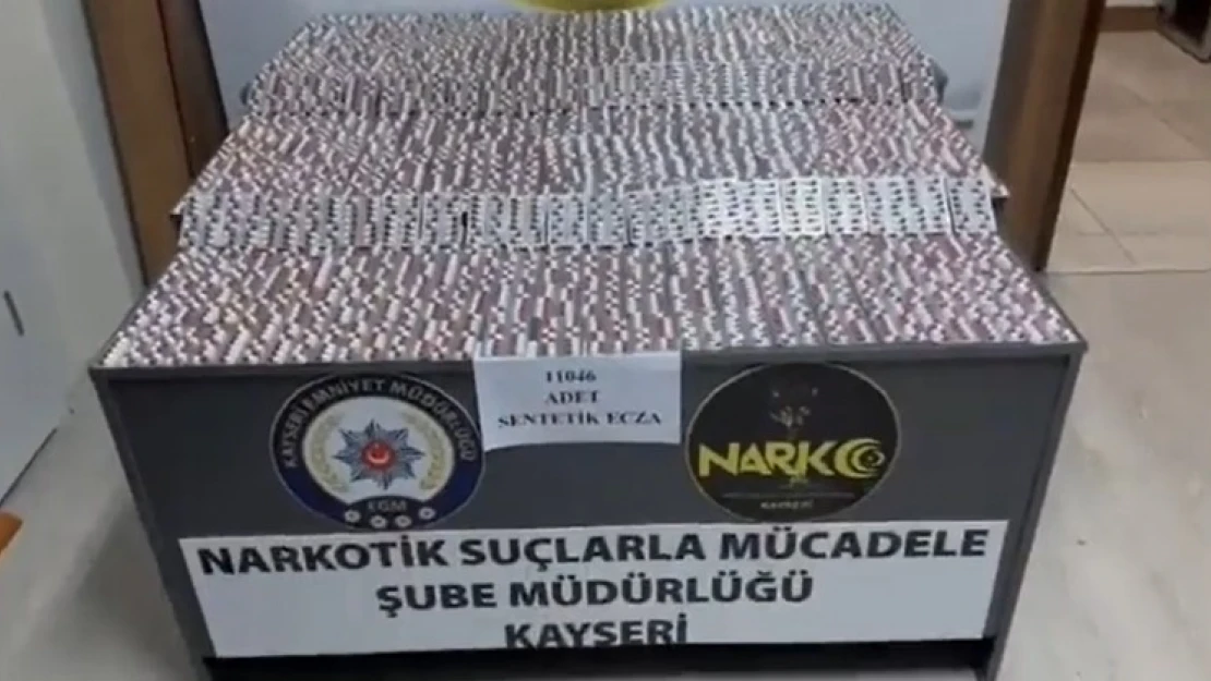 Tırdan sentetik hap fışkırdı
