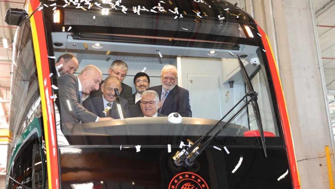 Tramvay hattının ilk aracının örtüsü kaldırıldı