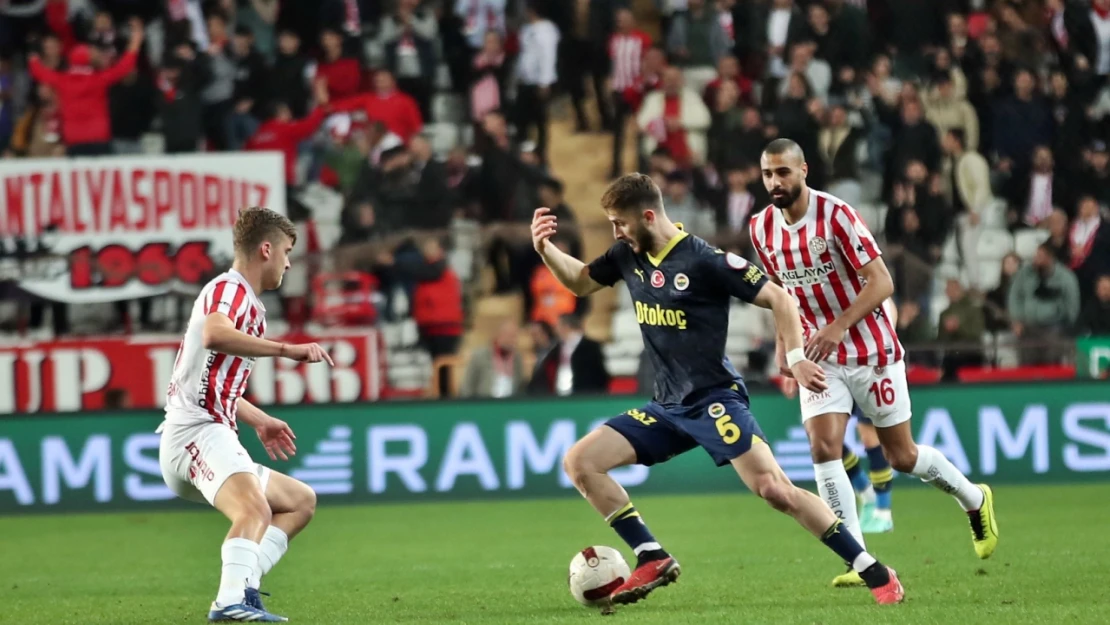 Trendyol Süper Lig: Antalyaspor: 0 - Fenerbahçe: 1 (İlk yarı)