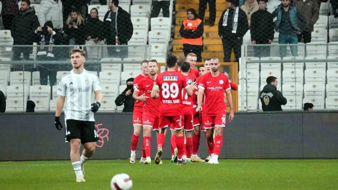 Trendyol Süper Lig: Beşiktaş: 0 - Antalyaspor: 2 (İlk yarı)