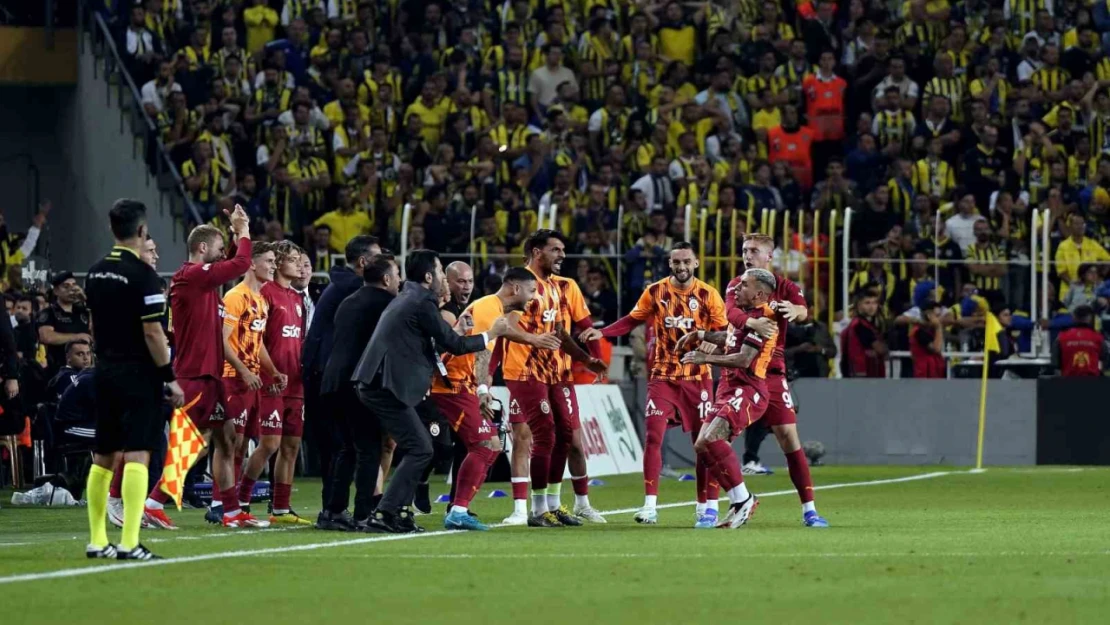 Trendyol Süper Lig: Fenerbahçe: 0 - Galatasaray: 2 (İlk yarı)