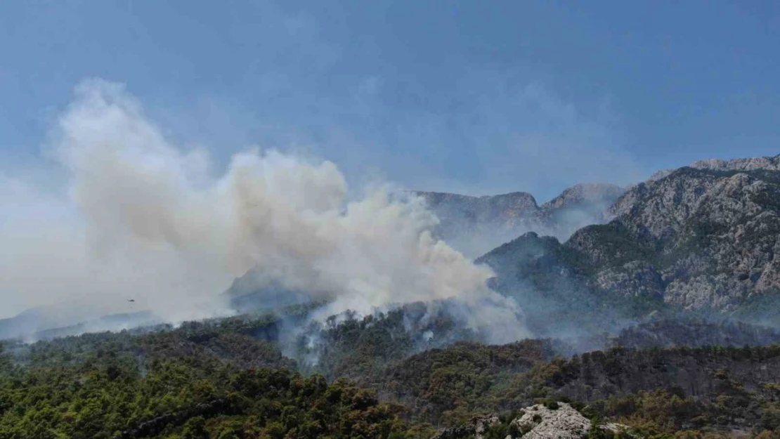 Turizm merkezi Kemer'deki yangın 17 saattir devam ediyor