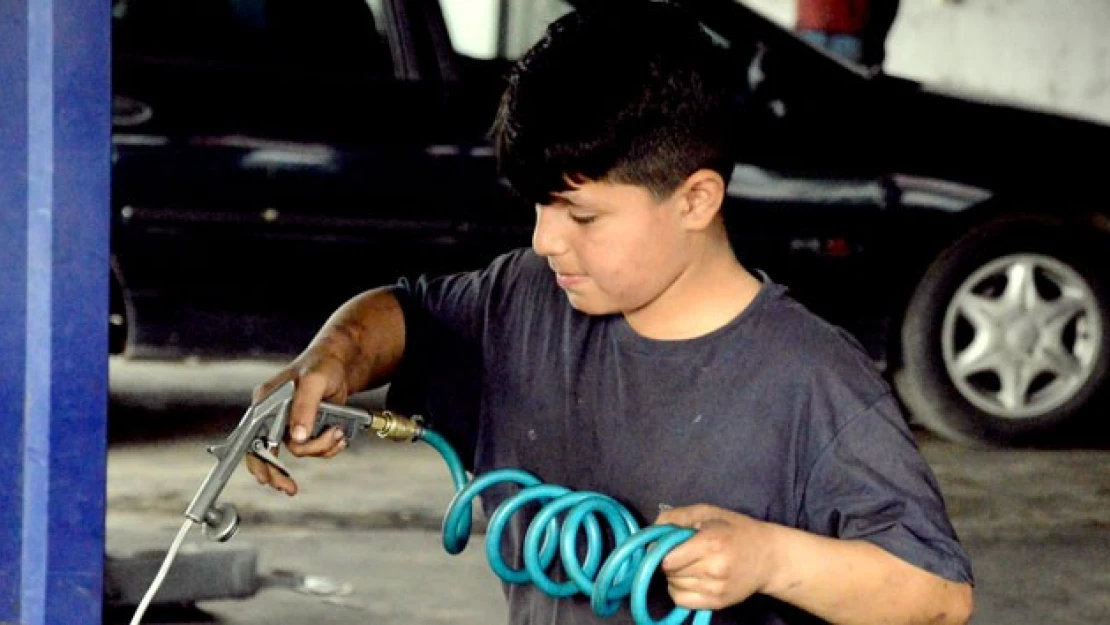 Türkiye'deki çocukların yüzde 33,7'si maddi yoksunluk içinde