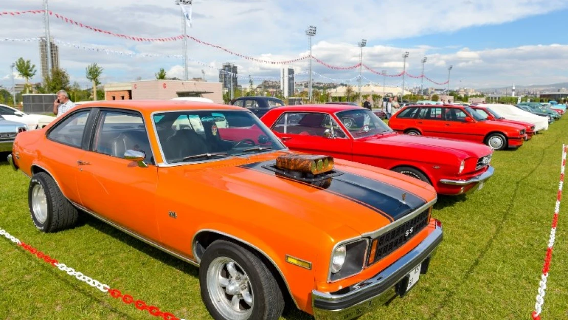 Türkiye'nin en büyük Klasik Otomobil Festivali Ankara'da başladı