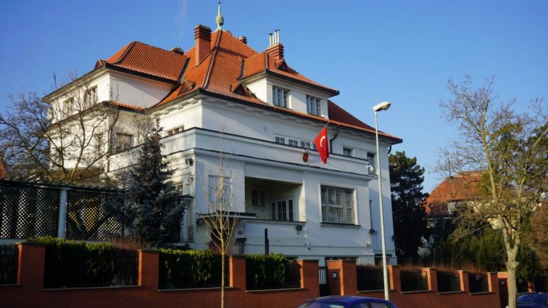 Türkiye'nin Prag Büyükelçiliğinde Türk bayrağı yarıya indirildi, karanfil bırakıldı